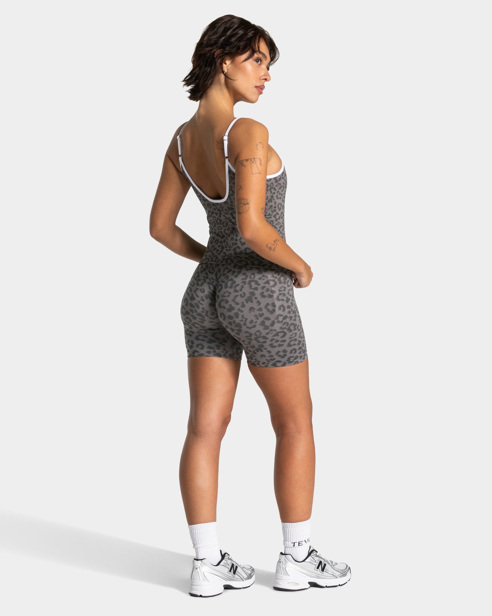 Contrastline Sculpt Scrunch Shorts "Leo Graphit"